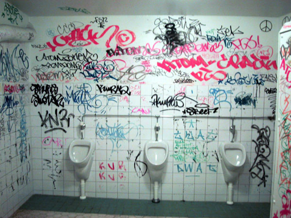 Graffitis sur un lieu public Vandalisme, Peinture Tag et Graffiti